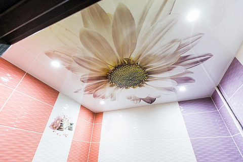 Глянцевый потолок с фотопечатью в ванной